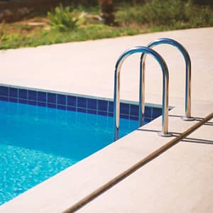 Lee más sobre el artículo Cómo limpiar el bordillo de la piscina