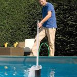 Lee más sobre el artículo Cómo usar un aspirador de piscina manual